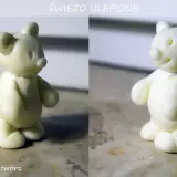 Dwa urocze, białe misie z masy porcelanowej, świeżo ulepione, czekają na swoje nowe życie.