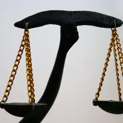 Waga sprawiedliwości symbolizuje rozważania o tym, ile wynosi wynagrodzenie dla opiekuna prawnego.