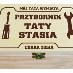 Drewniana skrzynka z napisem "Przybornik Taty Stasia" i grafiką narzędzi, idealna na Dzień Ojca.