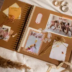 Oto jak wygląda scrapbooking: album z pamiątkami ślubnymi, zdjęciami panny młodej i jej druhen, ozdobiony taśmami i suszonymi kwiatami.