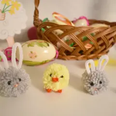 Urocze zajączki wielkanocne zrobione samemu, obok kurczaczka i koszyka z pisankami.