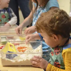 Dzieci bawią się masą sensoryczną, tworząc piaskowe zamki. Świetne zabawy sensoryczne dla 7 latka!