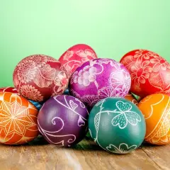 Wielkanocne pisanki z tradycyjnymi wzorami, jak kwiaty i gwiazdy, czekają na święta. Malowanie jajek to piękna tradycja.