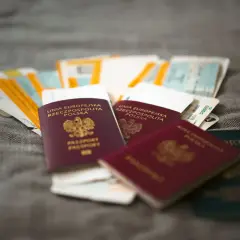 Kilka paszportów i biletów lotniczych. Czy to paszport czy dowód dla dziecka?
