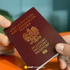 Przekazywanie polskiego paszportu, symbolu podróży i możliwości, które mogą ułatwić podwójne obywatelstwo.