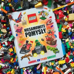 Książka LEGO "Niesamowite pomysły" leży na morzu klocków, inspirując do budowania wszystkiego, co tylko chcesz.