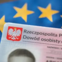 Dowód osobisty dla dziecka na tle flagi Unii Europejskiej. Dokument potwierdza tożsamość młodego obywatela.