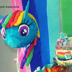 Jak zrobić piniatę z balona w kształcie kucyka z My Little Pony. Kolorowa dekoracja i tort z tęczą.