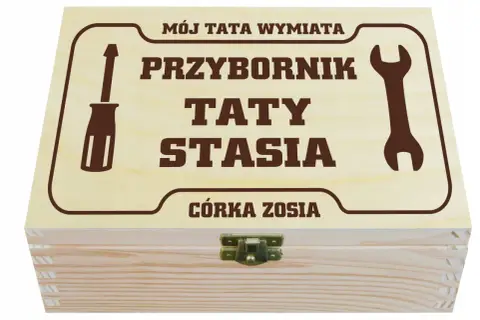 Drewniana skrzynka z napisem "Przybornik Taty Stasia" i grafiką narzędzi, idealna na Dzień Ojca.