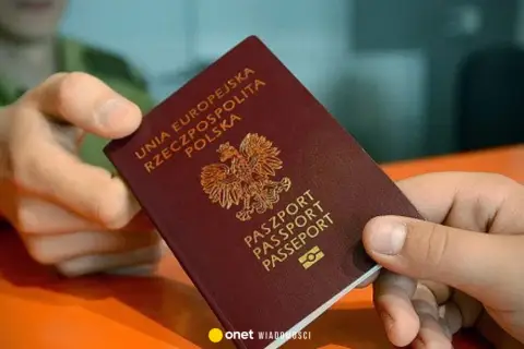 Przekazywanie polskiego paszportu, symbolu podróży i możliwości, które mogą ułatwić podwójne obywatelstwo.