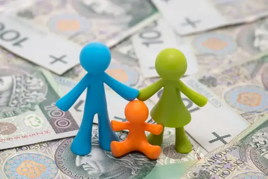 Figurki rodziny na banknotach 100 zł. Symbolizuje to rodzinne kryterium dochodowe i finanse.
