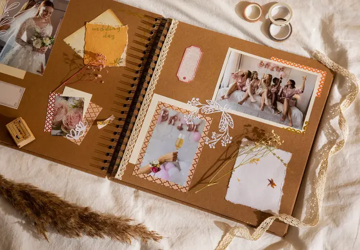 Oto jak wygląda scrapbooking: album z pamiątkami ślubnymi, zdjęciami panny młodej i jej druhen, ozdobiony taśmami i suszonymi kwiatami.