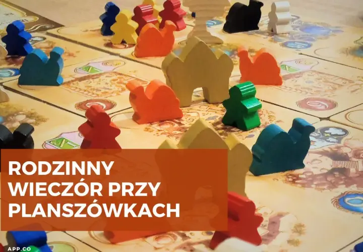 Kolorowe pionki i wielbłądy na planszy do gry. Idealny pomysł na rodzinne wieczory przy planszówkach.