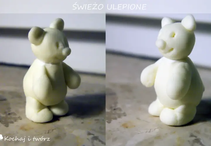 Dwa urocze, białe misie z masy porcelanowej, świeżo ulepione, czekają na swoje nowe życie.