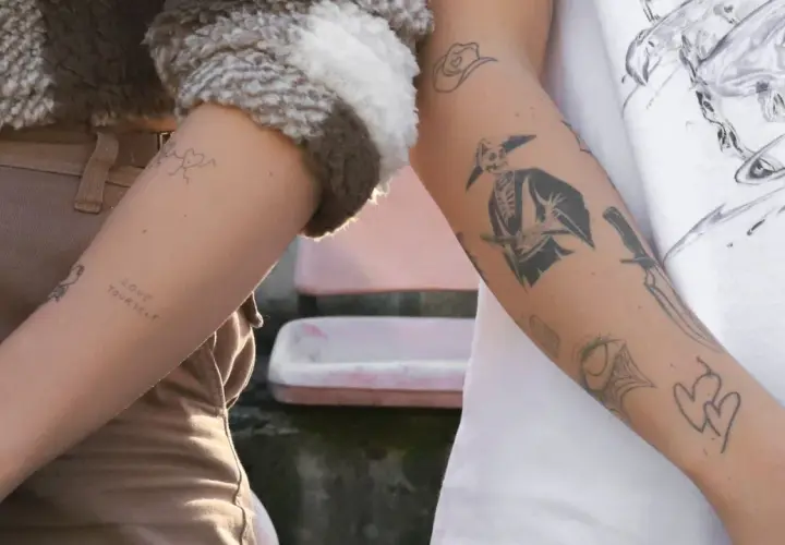 Ręce z tatuażami: "LOVE YOURSELF", szkielet w kapeluszu, nóż, serca. Dowiedz się, jak zrobić zmywalny tatuaż z drukarki.