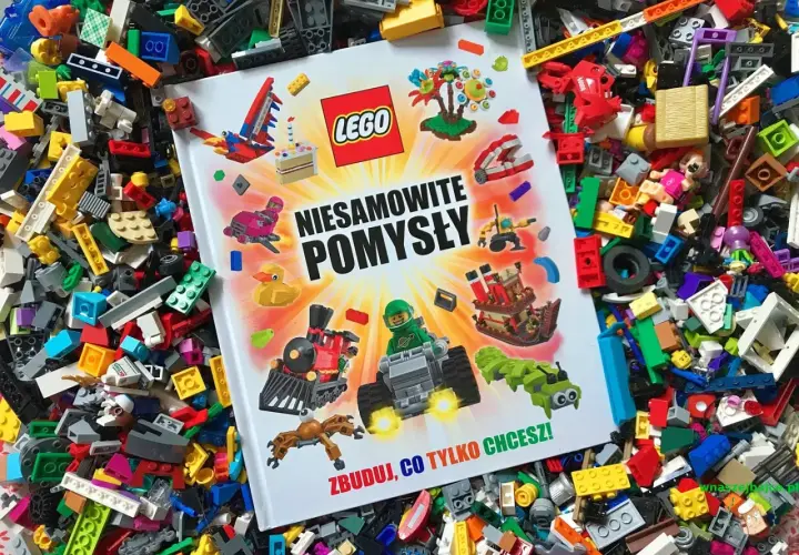 Książka LEGO "Niesamowite pomysły" leży na morzu klocków, inspirując do budowania wszystkiego, co tylko chcesz.