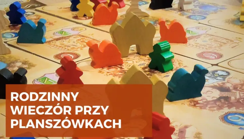 Kolorowe pionki i wielbłądy na planszy do gry. Idealny pomysł na rodzinne wieczory przy planszówkach.