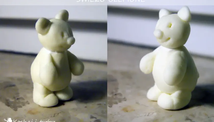 Dwa urocze, białe misie z masy porcelanowej, świeżo ulepione, czekają na swoje nowe życie.