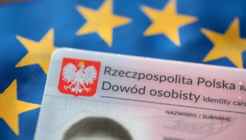 Dowód osobisty dla dziecka na tle flagi Unii Europejskiej. Dokument potwierdza tożsamość młodego obywatela.