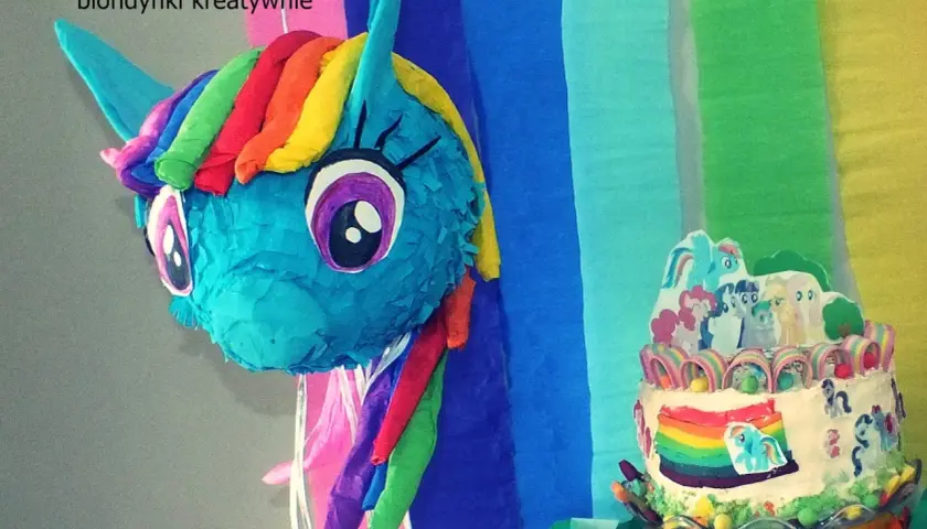 Jak zrobić piniatę z balona w kształcie kucyka z My Little Pony. Kolorowa dekoracja i tort z tęczą.