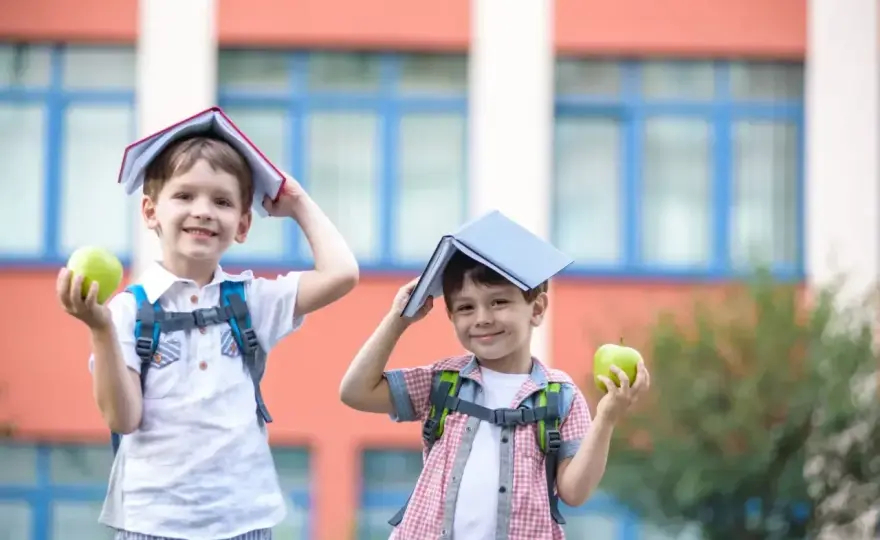 Kiedy dziecko idzie do szkoły? Zasady, wiek, zerówka i 1. klasa