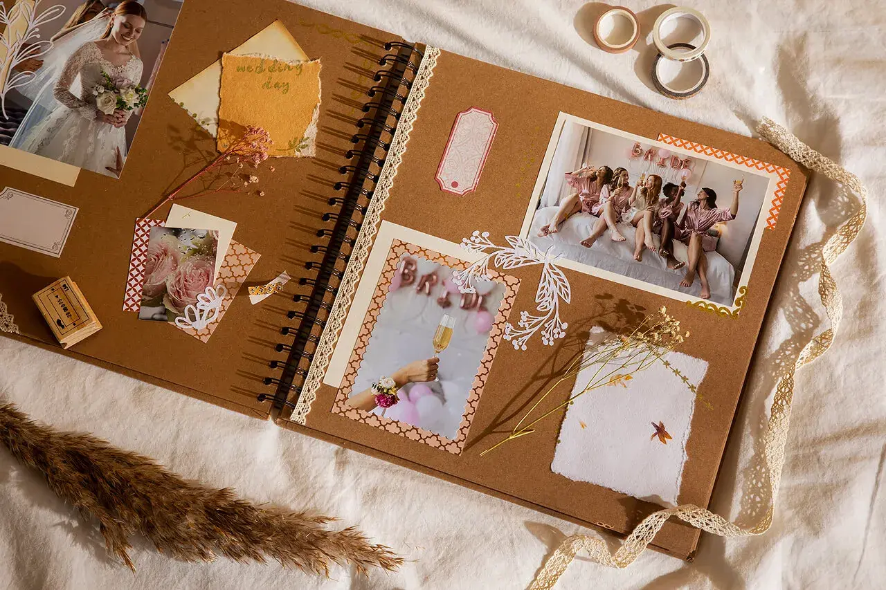 Oto jak wygląda scrapbooking: album z pamiątkami ślubnymi, zdjęciami panny młodej i jej druhen, ozdobiony taśmami i suszonymi kwiatami.