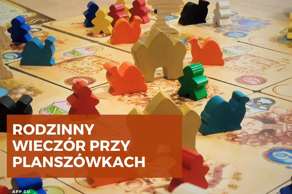 Kolorowe pionki i wielbłądy na planszy do gry. Idealny pomysł na rodzinne wieczory przy planszówkach.
