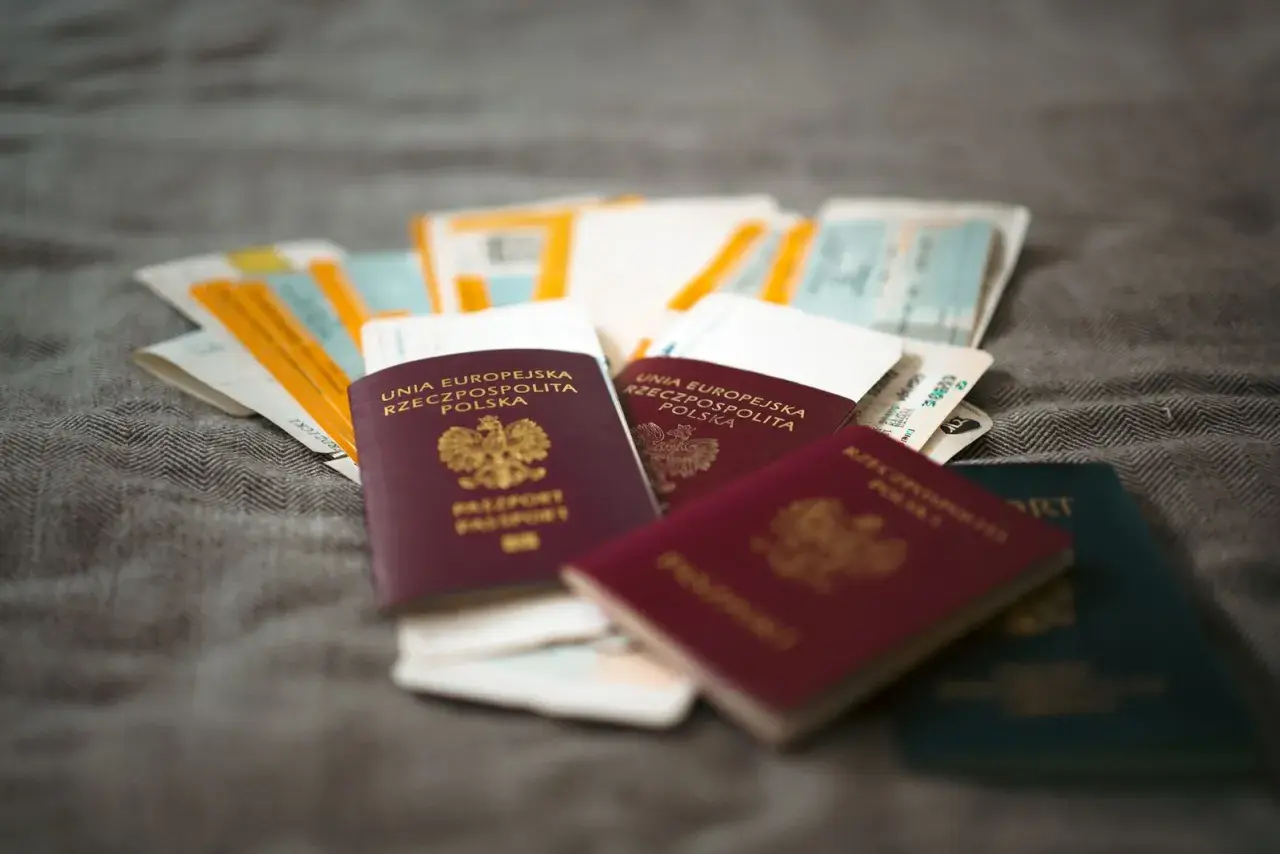 Kilka paszportów i biletów lotniczych. Czy to paszport czy dowód dla dziecka?