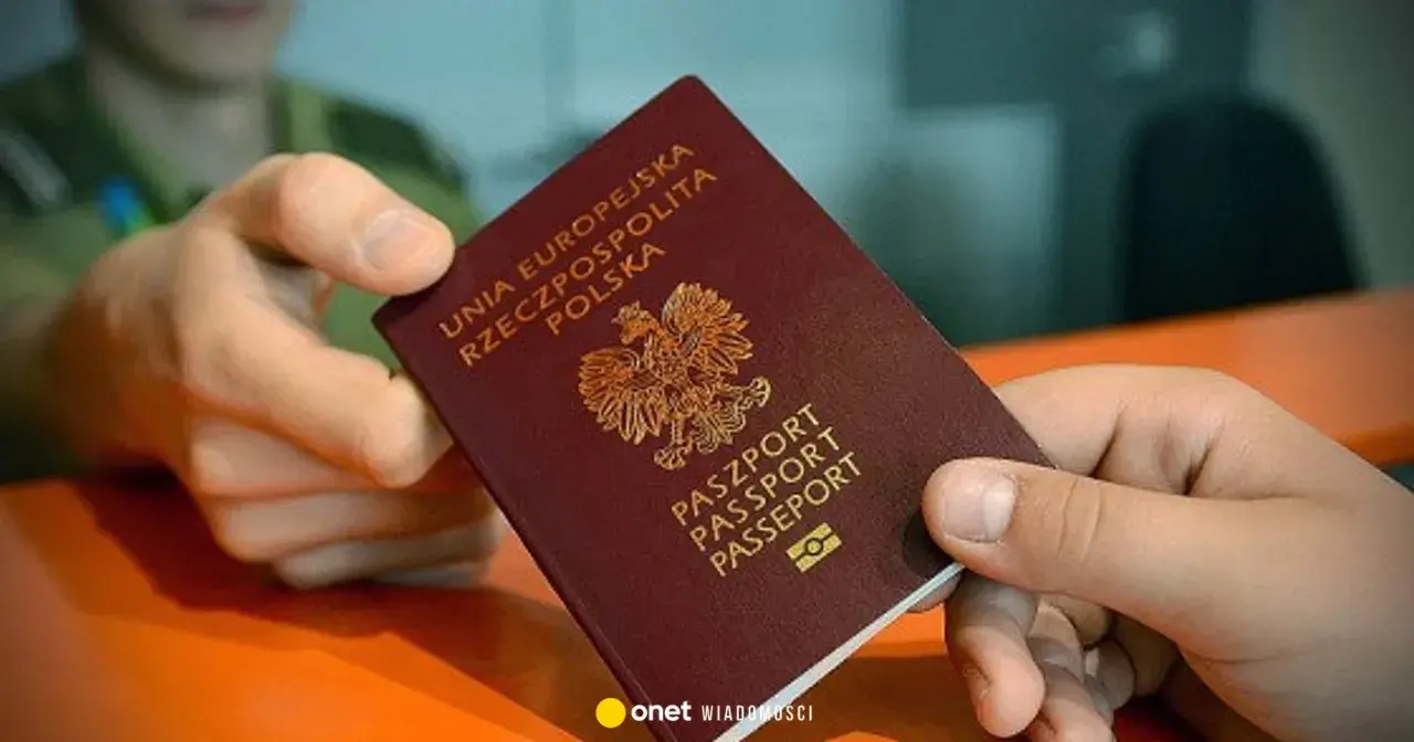 Przekazywanie polskiego paszportu, symbolu podróży i możliwości, które mogą ułatwić podwójne obywatelstwo.