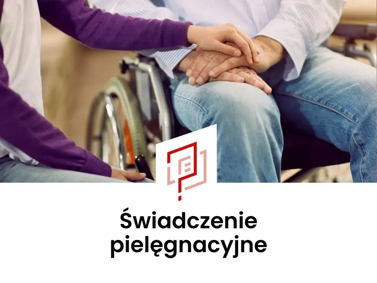 Dłonie młodej osoby obejmują dłoń starszego mężczyzny na wózku. To symbol troski i wsparcia, do czego wlicza się świadczenie pielęgnacyjne.