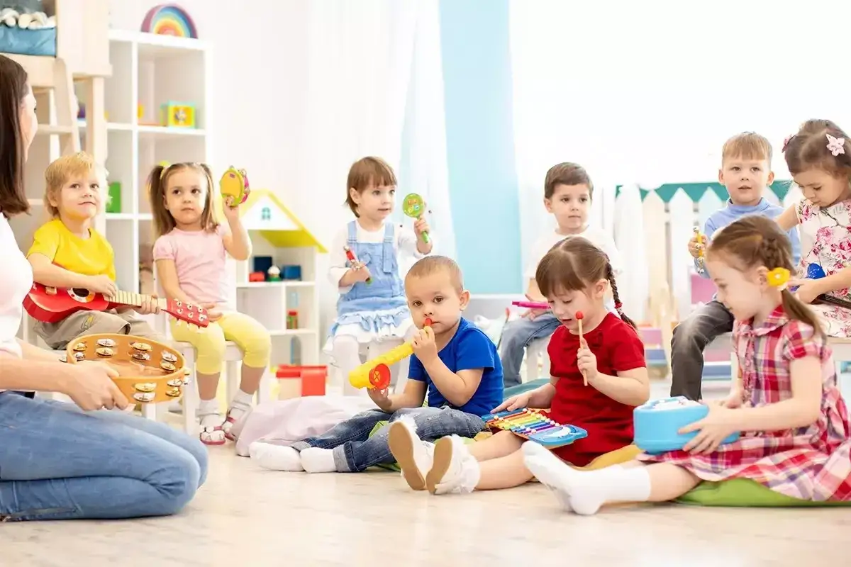 Wesołe zabawy ruchowe dla 5 latków w przedszkolu. Dzieci grają na instrumentach, śpiewają i tańczą.