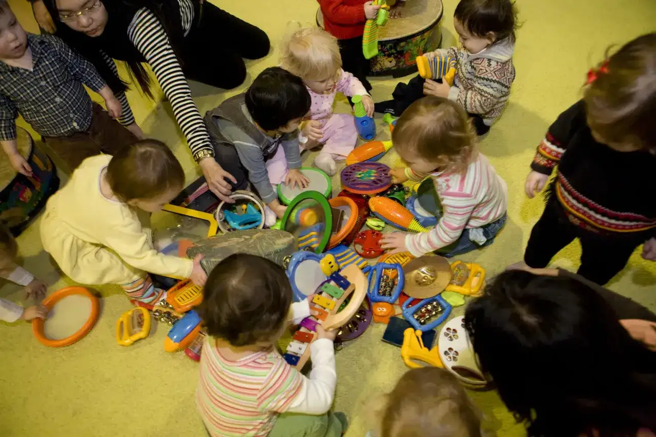 Dzieci bawią się instrumentami, tworząc radosne zabawy muzyczne.