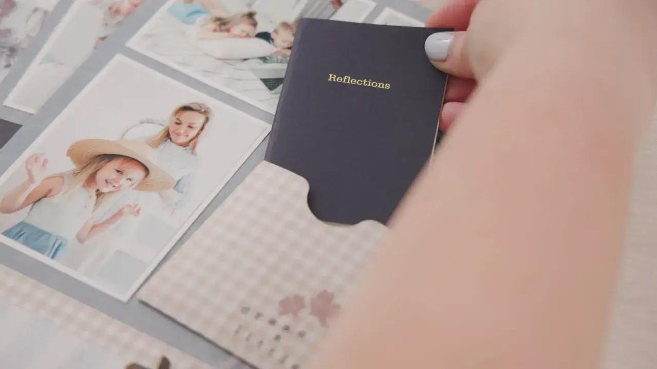 Odkryj, scrapbooking co to: album ze zdjęciami mamy i córki, notatnik 
