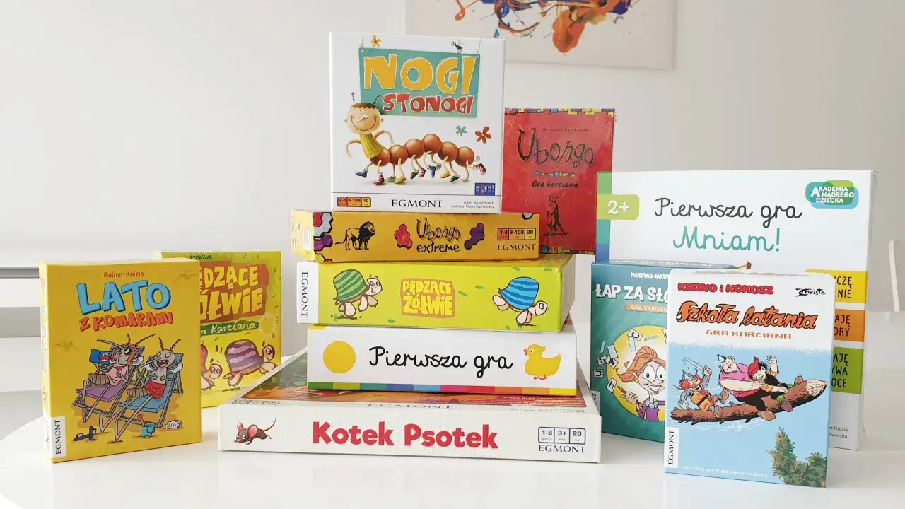 Kolekcja kolorowych pudełek z grami planszowymi i karcianymi, idealnych na wspólne chwile. Znajdziesz tu najlepsze gry dla dzieci, które rozwijają wyobraźnię i logiczne myślenie.