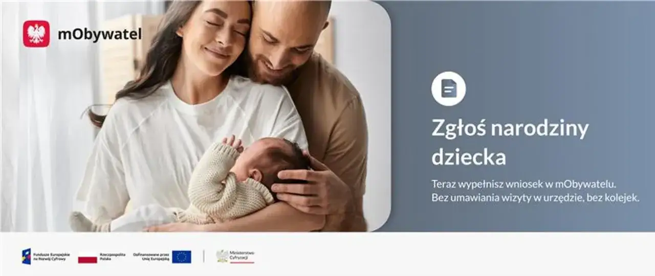 Szczęśliwi rodzice z noworodkiem. Zgłoś narodziny dziecka online przez mObywatel, bez wizyty w urzędzie.